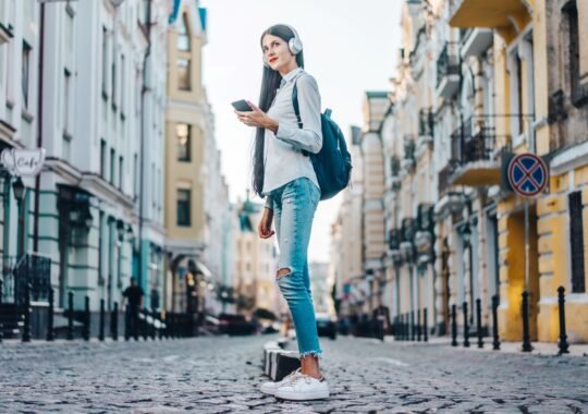 4 Must-Have Travel Gadgets for Hard-of-Hearing Travelers