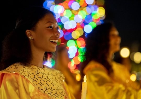 2025 EPCOT Candlelight Processional: Narrators, Dining Packages, and Holiday Magic