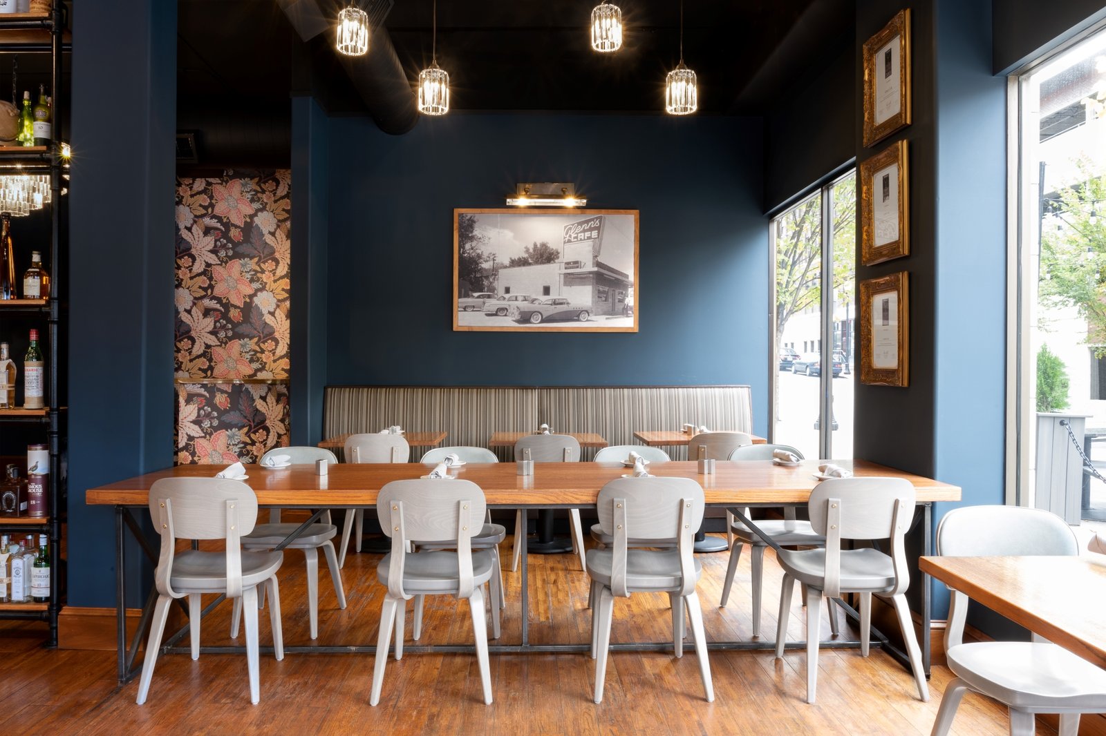 Glenn's Café Dining room with photo of original location voco The Tiger Hotel