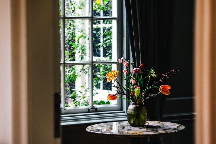 Soft spring florals inside The Dylan Amsterdam, reflecting the hotel’s calm, refined aesthetic and its understated connection to the season
